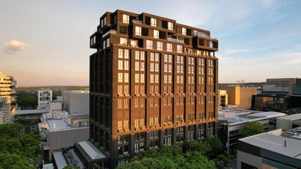 Explore the Best Hotels in Johannesburg with this 2025 guide—17 luxury options with reviews, locations, and booking tips for a standout stay. 