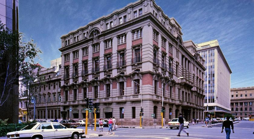 Explore the Best Hotels in Johannesburg with this 2025 guide—17 luxury options with reviews, locations, and booking tips for a standout stay. 