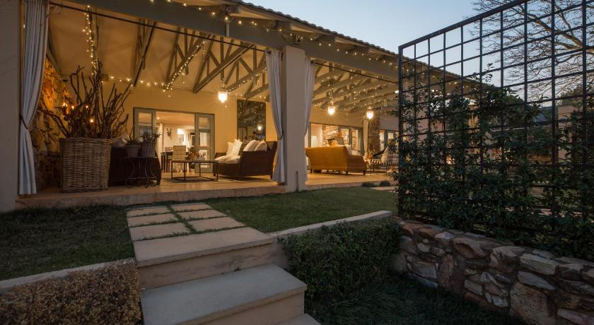 Explore the Best Hotels in Johannesburg with this 2025 guide—17 luxury options with reviews, locations, and booking tips for a standout stay. 